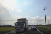【動画】やばすぎる大型トラック、撮影される