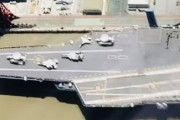 中国海軍の新空母「福健」の甲板に何か乗り出した…J-35戦闘機などのモックアップか？！