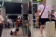 「太極旗Tシャツ」の韓国人男性、機内で公安に連行され号泣…ベトナム人女性への嫌がらせ疑惑