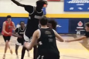 【動画】身長229センチもあるのに俊敏に動けるバスケ選手がみつかる。