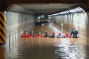 韓国、記録的豪雨で街が沈む！！！！