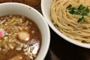 「濃厚魚介豚骨つけ麺」というどの店で食べても同じ味のする謎食品