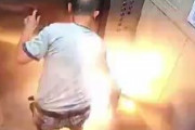 【閲覧注意】中国、男がリチウム電池をエレベーターに持ち込み、電池が突然発火し炎上　男は黒焦げに