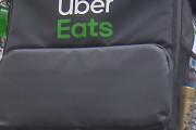 ウーバーイーツ、報酬を3割引き下げ労働環境悪化に懸念
