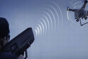 1km先のドローンを撃墜できる手持ちサイズの最新マシンガン型ドローン・ジャマー「ND-BU003」！