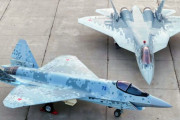 ドバイ航空ショーに搬入された新型ステルス戦闘機「チェックメイト」とSu-57…思っていたよりSu-75が大きい！