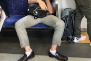 【ド正論】女性「『男性は身体構造的に足を閉じられない』と言って電車内の大股開きを正当化する人は、◯◯の時も同じでいろよ」　→　4.6万いいね