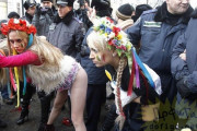 【画像】美女大国ウクライナで女の子が裸で抗議を始め警察と大激突！！