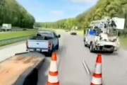 【動画】クレーン車相手に嫌がらせブレーキをした結果ｗｗｗｗｗ