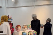 【悲報】Z李さん、スタイリッシュなだるま展を開催するもコスプレ軍団が押し寄せ占拠されてしまう