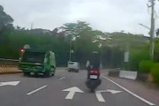 【動画】全員不幸。車の斜め前で転倒したバイクの人が何十メートルも引きずられてしまう。