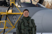 スウェーデンのヴィクトリア皇太子妃がJAS-39グリペン多用途戦闘機に搭乗！