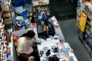 【動画】女さん店員が変な虫を見つけて発狂、釣られて他の女さん2人も発狂ｗｗｗｗｗｗ