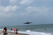 人の多いビーチに航空ショーの飛行機が緊急水上着陸！あたりは騒然に…