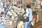 鎌倉のみやげ物屋で万引きするおばあちゃんの動画が公開される。