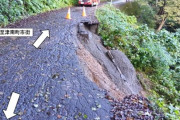 国道で道路が崩落　巻き込まれた車が道路下へ約50メートル転落　運転していた76歳男性がケガ