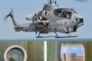 米海兵隊AH-1W攻撃ヘリ、沖縄県内を飛行中に部品落下…重さ約40グラムの脱出装置関連部品！