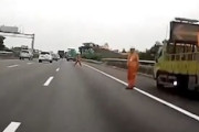 これはひどい。急に飛び出してきた高速道路作業員をはねてしまうドラレコ。