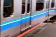 【動画】 埼京線・中浦和駅で人身事故 「ドンという衝撃ののち急停止」「先頭車両洗うらしい」 緊急車両集結で騒然