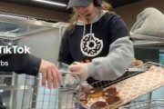 「売れ残りを食べたらクビになる」……ドーナツを大量廃棄するファストフード店に「フードロス問題を助長している」と議論勃発