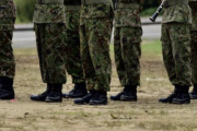 【悲報】自衛隊「二万人足りてません。何で入ってくれないの・・・・・」