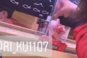 【悲報】回転寿司ペロペロ小僧を超える逸材が出現