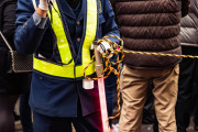 警備員やってんだけど街中に立ってるとき通行人に会釈する決まりなんだ