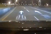 【動画】追い越しを仕掛けた車が目の前で横転。火花バチバチになってしまう事故。