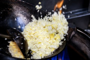 プロの料理人「家庭でチャーハンを作るときは中火でじっくり炒めろ」←これ