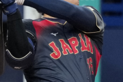 【WBC】大谷翔平がいきなり”お茶ポーズ”を披露！侍ジャパンのWBC初戦、第１打席でツーベースヒット