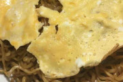 【超朗報】ワイ、焼きそばに卵を乗せる