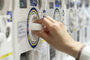 【ガチャガチャ】「回し始めたらやめられない…」ブーム拡大中のカプセルトイの沼　「電子マネーにも対応で散財加速」という人も