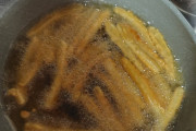 唐揚げ作ってる