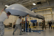 無人偵察機MQ-1プレデターの組み立て作業…再塗装後に米空軍国家局に展示！