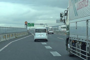 合流する車って後続車にブレーキ踏ませない事がマナーだと思うんだが？