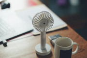 女さんがこぞって使うハンディファン、猛暑日に使うと逆効果であることが判明ｗｗｗｗｗ
