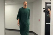 【NBA】ウェンバンヤマがトーブ姿で第6戦の会場に現れる