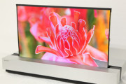 NHKとシャープ､巻いて収納できる30型･4K有機ELディスプレイを開発