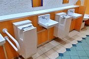 【悲報】トイレで手を乾かすあれのメーカー営業マンワイ、ガチでもう限界