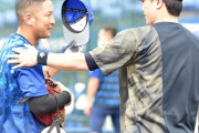 【続報】バット頭部直撃のオリ伏見が球場入り　DeNA嶺井とグータッチ
