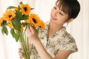 佐々木希「朝起きた時に花があると今日も一日頑張れる」“花のある暮らし”を紹介