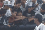 【朗報】大谷のホームランボール取ったおっさん、日本から来た子供にプレゼントｗｗｗｗｗｗｗｗｗｗ