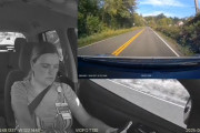 【動画】女さん、運転中に両手を離してスマホに夢中になってしまう