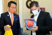 チリ大統領「当選したら日本の大臣からポケモンぬいぐるみ貰ったよ！」