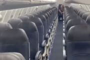 飛行機に乗ろうとしたら乗客が自分一人だけだったという貴重な体験をした旅行者の動画。