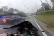 高速で逃げるバイクを強制的に停車させるジョージア州警察が強い車載映像。