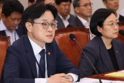 韓国産業相が米商務長官に「強い遺憾」　韓国人労働者３００人拘束で