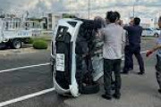 【悲報】教習車、風で吹き飛ぶwwwwwwwww
