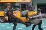 【中国製】中国の学校で防犯訓練、不審者役のキック一発で防護盾が割れるｗｗｗ