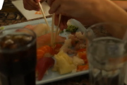 【画像】アメリカ人「寿司はまずすぎる！接着剤でも食ったほうがマシ！」